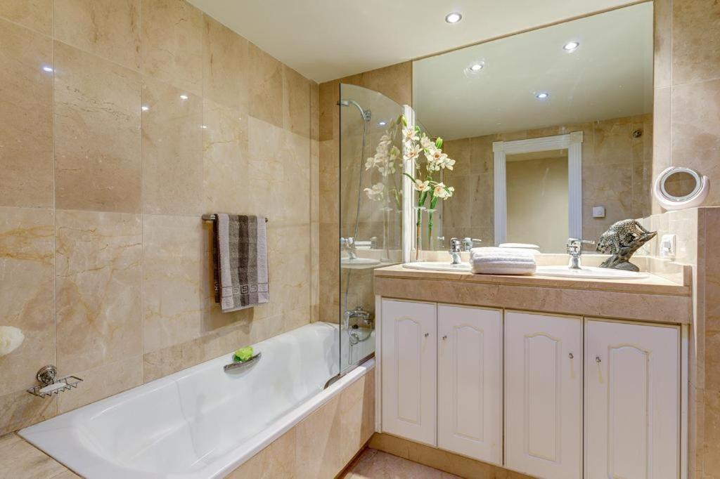 Frontline Beach Apartment - Sinfonia Del Mar Estepona Eksteriør bilde